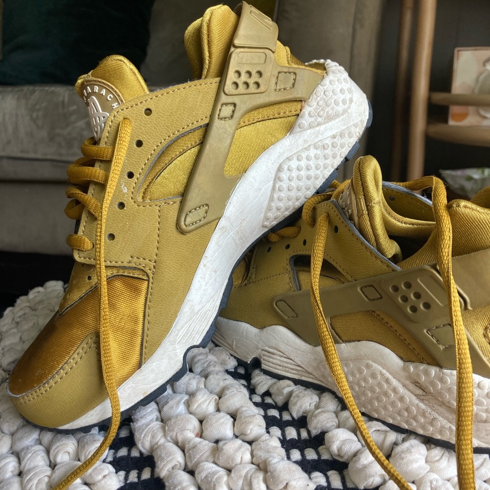 Nike Air Huaraches size 6 bronze